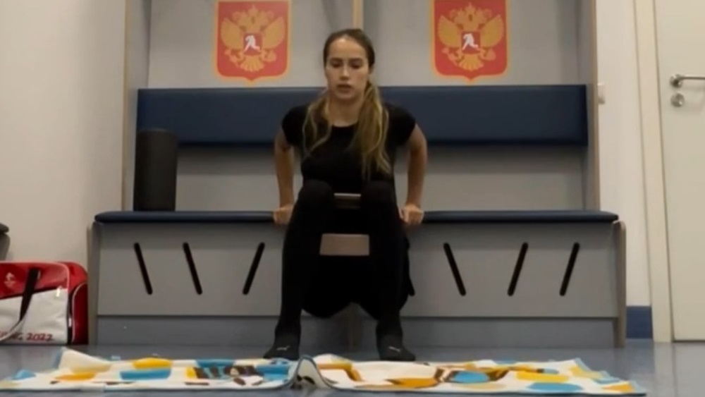 Алина Загитова показала несколько упражнений, которые «помогут быть в хорошей форме»: видео
