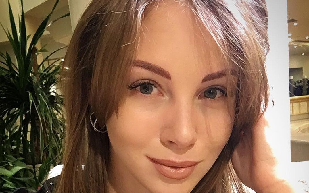 Красавица-жена Диброва показала шикарную фигуру в купальнике на отдыхе в Турции. Она почти на 30 лет младше мужа