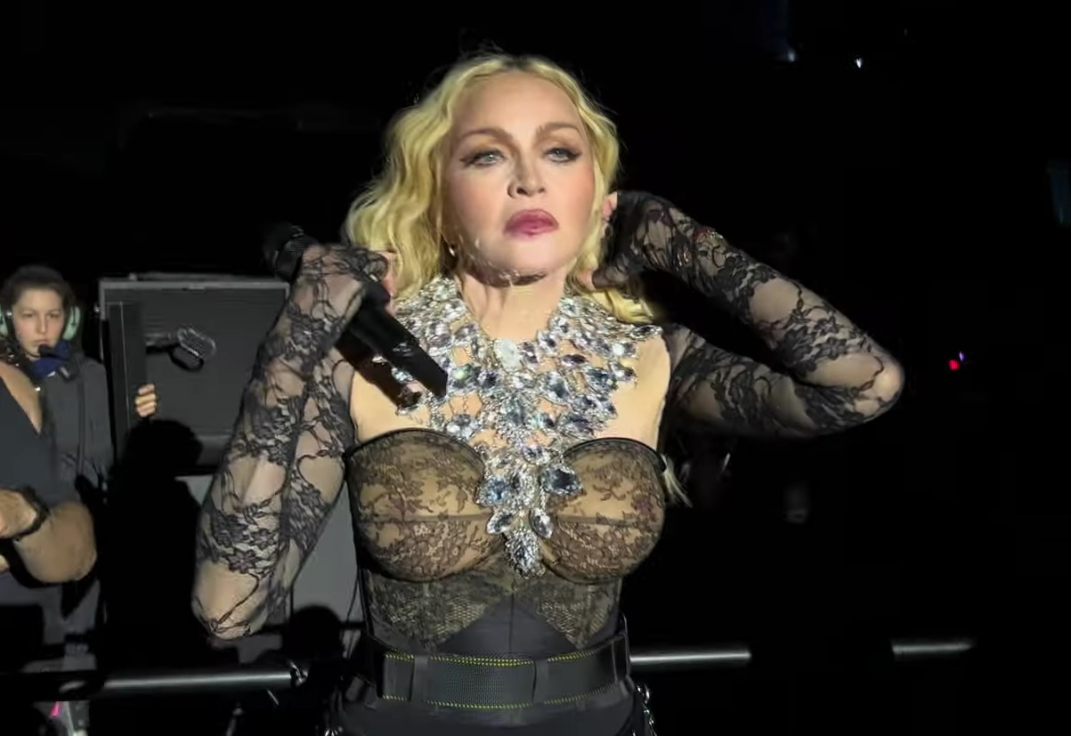 Мадонна дала первый концерт после тяжелой болезни: как 65-летняя певица выглядела на сцене